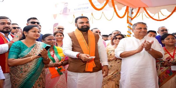 मुख्यमंत्री सम्राट बागमती-बूढ़ी गंडक नदी जोड़ परियोजना लिंक चैनल का लोकार्पण करते हुए मुख्यमंत्री सम्राट बागमती-बूढ़ी गंडक नदी जोड़ परियोजना लिंक चैनल का लोकार्पण करते हुए