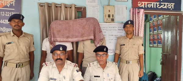 पुलिस के गिरफ्त में आरोपी पुलिस के गिरफ्त में आरोपी