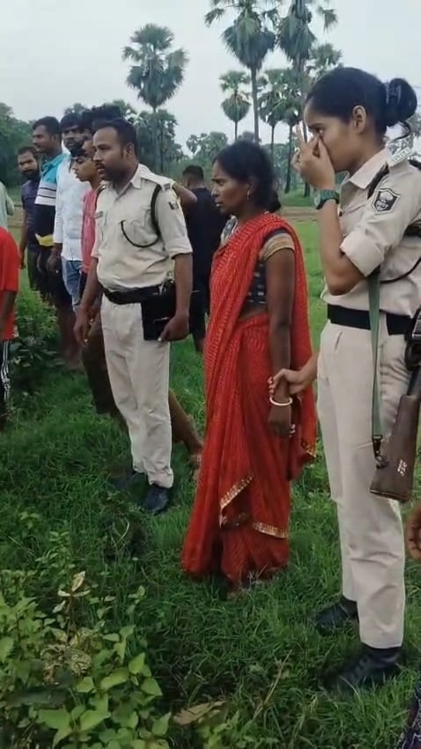 लाश जब्त करती पुलिस लाश जब्त करती पुलिस