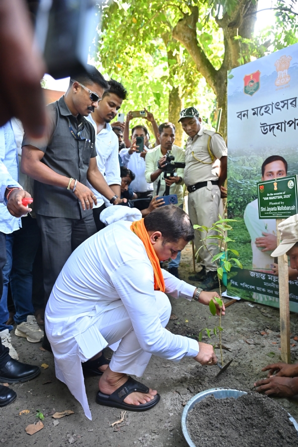 असम के वन मंत्री जयंत मल्लबरुवा गुरुवार को 77वें वन महोत्सव के अवसर पर पबितरा वन्यजीव अभयारण्य में पौधारोपण कार्यक्रम में भाग लेते हुए। असम के वन मंत्री जयंत मल्लबरुवा गुरुवार को 77वें वन महोत्सव के अवसर पर पबितरा वन्यजीव अभयारण्य में पौधारोपण कार्यक्रम में भाग लेते हुए।