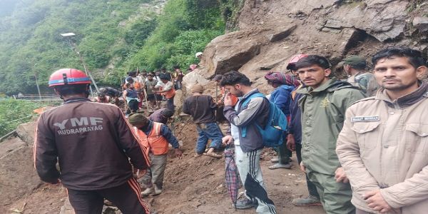केदारनाथ यात्रा मार्ग पर पैदल आवाजाही। केदारनाथ यात्रा मार्ग पर पैदल आवाजाही।