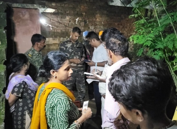 मृतक रघुवीर सिंह की फाइल फोटो और जांच करते पुलिस पदाधिकारी मृतक रघुवीर सिंह की फाइल फोटो और जांच करते पुलिस पदाधिकारी