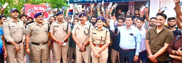 खोए मोबाइल पाकर खुशी मनाते लोग खोए मोबाइल पाकर खुशी मनाते लोग