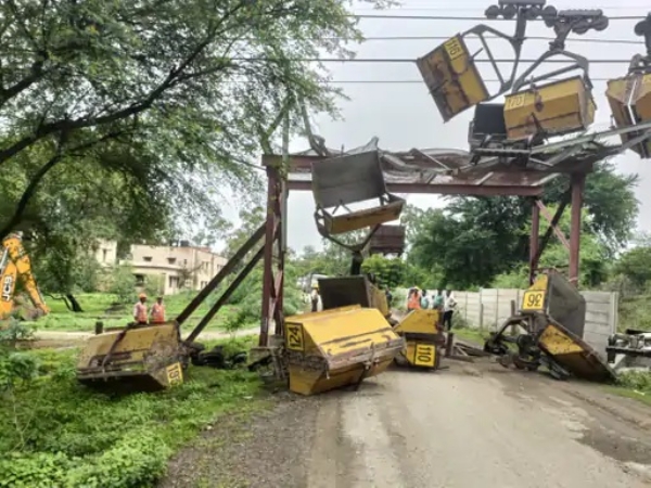 सतना में बिड़ला फैक्ट्री के रोपवे की तीन ट्रॉलियां सड़क पर गिरीं सतना में बिड़ला फैक्ट्री के रोपवे की तीन ट्रॉलियां सड़क पर गिरीं