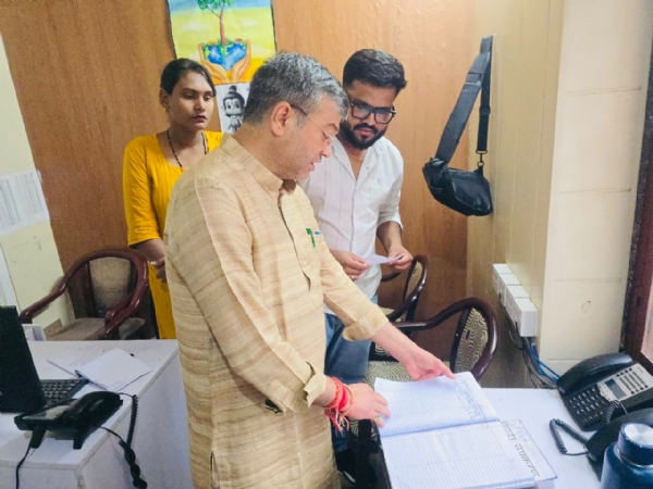आपदा कंट्रोल रूम का निरीक्षण करते मेयर सौरभ। आपदा कंट्रोल रूम का निरीक्षण करते मेयर सौरभ।
