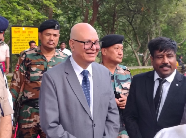 मुख्य न्यायाधीश महेश शरदचंद्र सोनाक परिवार संग के साथ हिरणी जलप्रपात पहुंचे और वृक्षारोपण करते मुख्य न्यायाधीश महेश शरदचंद्र सोनाक परिवार संग के साथ हिरणी जलप्रपात पहुंचे और वृक्षारोपण करते