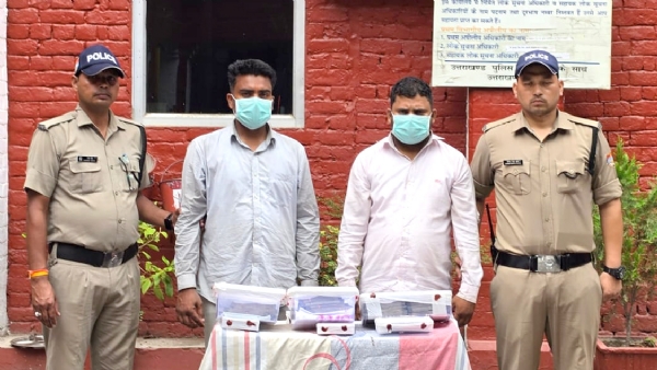 पुलिस गिरफ्त में आरोपित पुलिस गिरफ्त में आरोपित