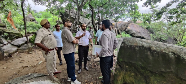 निरीक्षण करते अधिकारी निरीक्षण करते अधिकारी