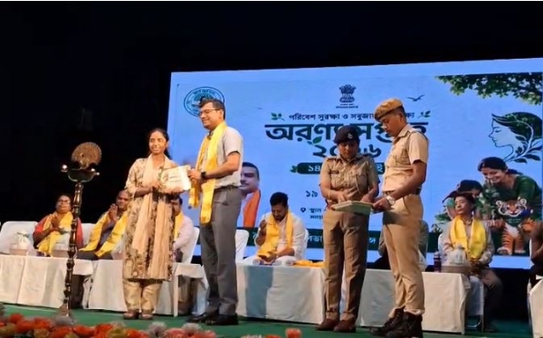 अरण्य सप्ताह में आयोजित प्रतियोगिताओं के विजेताओं को पुरस्कृत करते प्रशासनिक अधिकारी अरण्य सप्ताह में आयोजित प्रतियोगिताओं के विजेताओं को पुरस्कृत करते प्रशासनिक अधिकारी