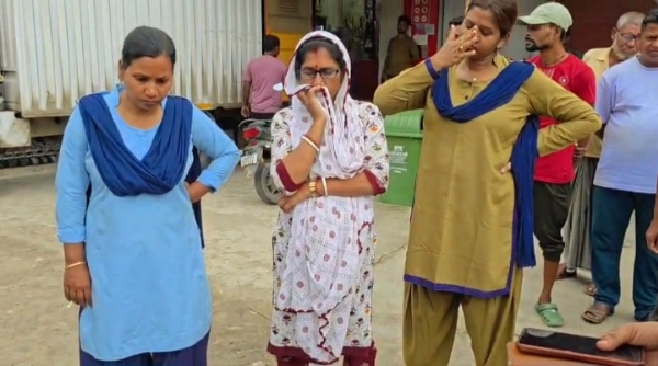 छापेमारी के दौरान पकड़ी गई महिला आरोपी छापेमारी के दौरान पकड़ी गई महिला आरोपी
