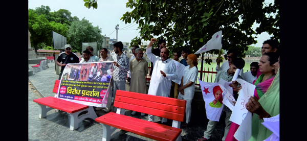 मांगों को लेकर रानी तालाब पर प्रदर्शन करते हुए कार्यकर्ता। मांगों को लेकर रानी तालाब पर प्रदर्शन करते हुए कार्यकर्ता।