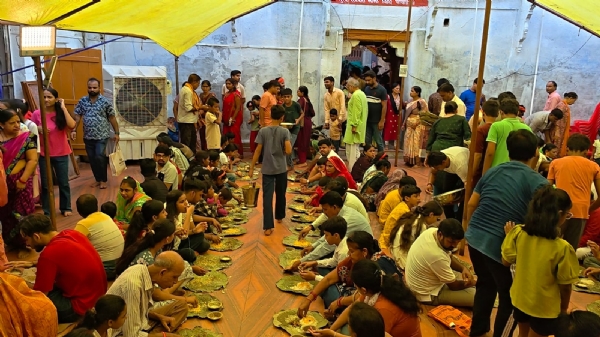 भगवान जगन्नाथ जी मंदिर में कड़ी भात का प्रसाद ग्रहण करते हुए जमीन पर बैठे श्रद्धालु भगवान जगन्नाथ जी मंदिर में कड़ी भात का प्रसाद ग्रहण करते हुए जमीन पर बैठे श्रद्धालु