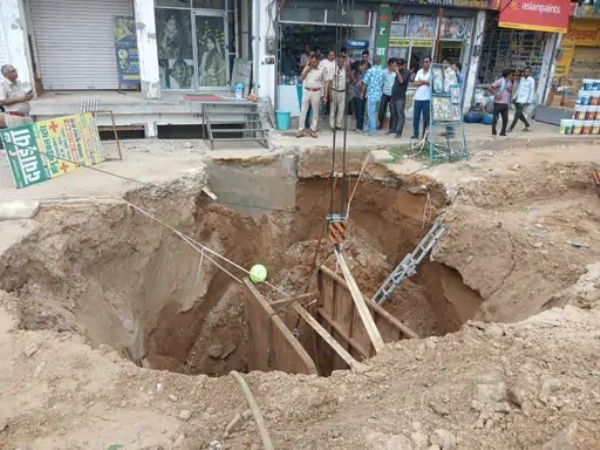 बीस फीट गहरे गड्ढे में दबे दो मजदूर: समय रहते रेस्क्यू कर बचाई जान बीस फीट गहरे गड्ढे में दबे दो मजदूर: समय रहते रेस्क्यू कर बचाई जान