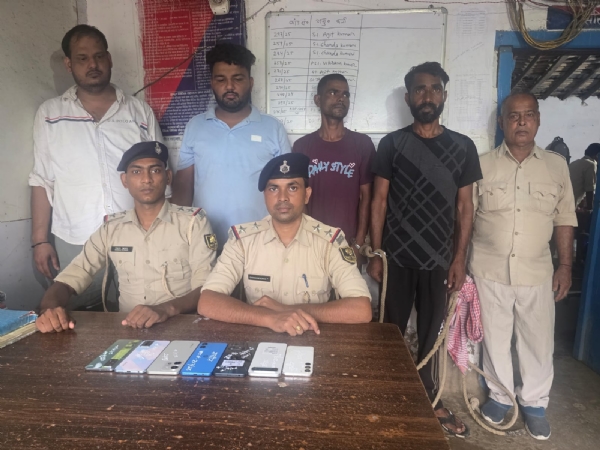 सारण में 5200 लीटर से अधिक विदेशी शराब के साथ चार गिरफ्तार सारण में 5200 लीटर से अधिक विदेशी शराब के साथ चार गिरफ्तार