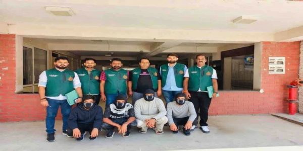 दिल्ली पुलिस गिरफ्तार आतंकियों को पेश करते हुईं दिल्ली पुलिस गिरफ्तार आतंकियों को पेश करते हुईं