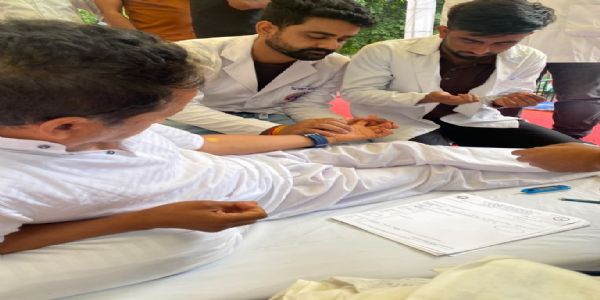 शिक्षा सुधारक सोनम वांगचुक अनशन पर बैठे हुए।