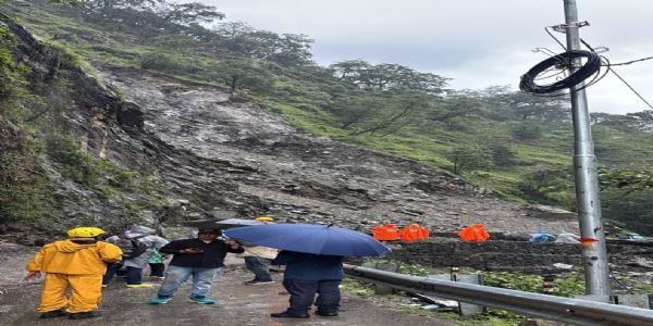 सोनप्रयाग-मुनकटिया मार्ग पर पत्थर गिरने से  मार्ग  बाधित।