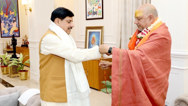 महामण्डलेश्वर स्वामी यतींद्रानंद गिरी मुख्यमंत्री निवास पहुंचने पर स्वागत करते हुए मोहन यादव महामण्डलेश्वर स्वामी यतींद्रानंद गिरी मुख्यमंत्री निवास पहुंचने पर स्वागत करते हुए मोहन यादव