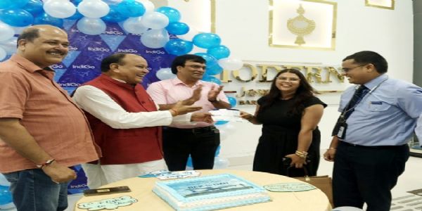 बरेली-जेवर हवाई सेवा शुरू, सांसद ने पहली महिला यात्री को दिया बोर्डिंग पास, केक काटकर मनाया ऐतिहासिक पल