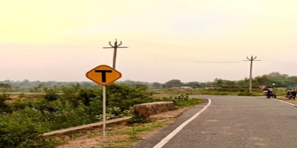 सड़क सुरक्षा अभियान के तहत प्रमुख मार्गों पर लगाए जा रहे चेतावनी और दिशा-सूचक बोर्ड