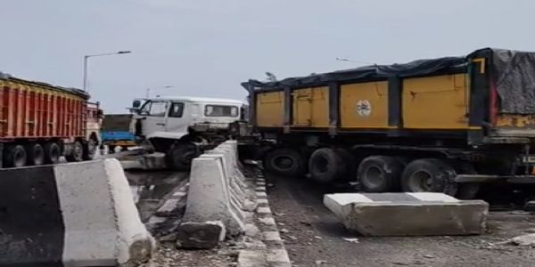 सड़क किनारे खराब खड़े ऑटो में पीछे से कंटेनर भिड़ा, चालक समेत पांच घायल