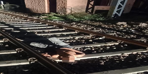 नशे में पटरियों पर सो गया युवक, 10 मिनट खड़ी रही ट्रेन