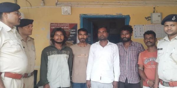लूट कांड का खुलासा: पांच आरोपी गिरफतार