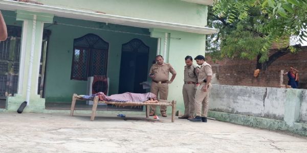 उरई : घर के बाहर सो रही महिला की सिर पर वार कर हत्या