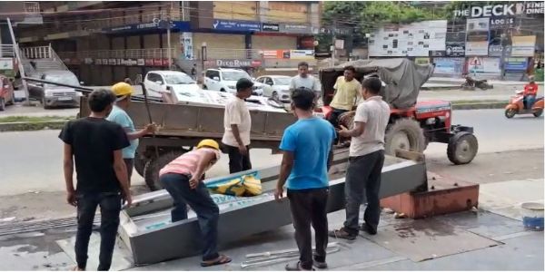 अवैध होर्डिंग्स के खिलाफ सिलीगुड़ी नगर निगम का अभियान
