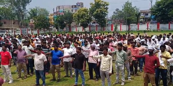 पुलिस ने सैकड़ाें दागियों का कराया परेड