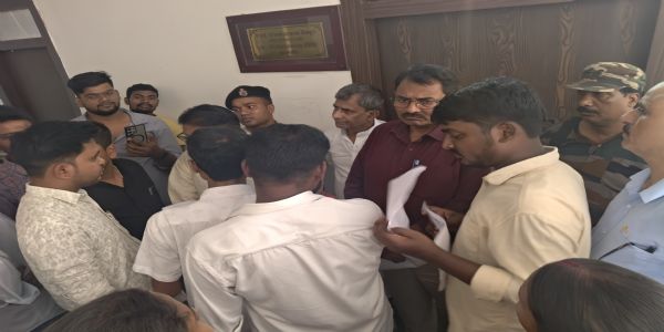 पूर्णियाँ विश्वविद्यालय की सिंडिकेट बैठक में छात्रहित के 20 सूत्री मांगपत्र पर सौंपा गया ज्ञापन