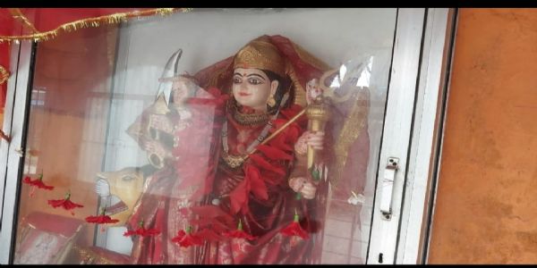 दुर्गा मंदिर से लाखों के सोने-चांदी के आभूषण चोरी, सीसीटीवी में कैद हुआ चोर