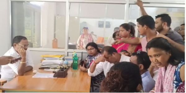 भ्रष्टाचार के आरोपों को लेकर बीजेपी का विरोध प्रदर्शन, उपप्रधान पर फेंके गए अंडे 