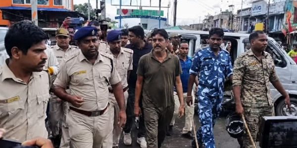 शौकत मोल्ला को सड़क पर पैदल लेकर चली पुलिस, पीछे बजता रहा ‘मछली चोर’ गाना