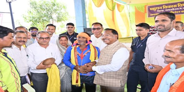 धमतरी : कृत्रिम गर्भाधान से पशुधन विकास की मिसाल बना ग्राम पुरी, रोज 5 सौ लीटर से अधिक दूध का हो रहा संकलन