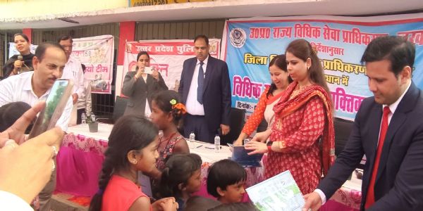 विधिक साक्षरता व सशक्तिकरण शिविर में अधिकारियों ने दी लाभकारी योजना की जानकारी
