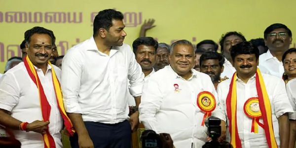 अन्नाद्रमुक को बड़ा झटका, दो पूर्व मंत्री सैकड़ाें समर्थकों के साथ टीवीके में शामिल