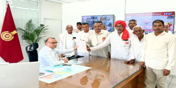 फतेहाबाद के गांवों में बकाया मुआवजे व बीमा क्लेम की मांग पर किसानों ने किया प्रदर्शन
