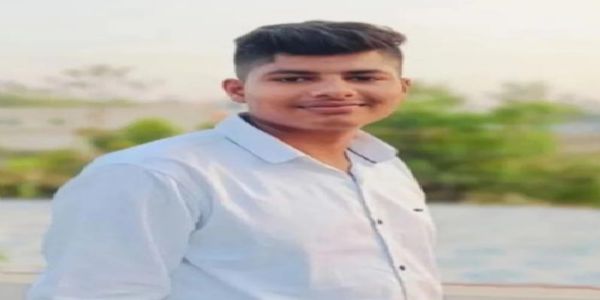 तेज रफ्तार पिकअप की टक्कर से एक छात्र की हुई मौत, एक घायल