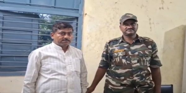 एसीबी ने रिश्वत लेते पेटरवार प्रखंड कार्यालय के बड़ा बाबू काे किया गिरफ्तार