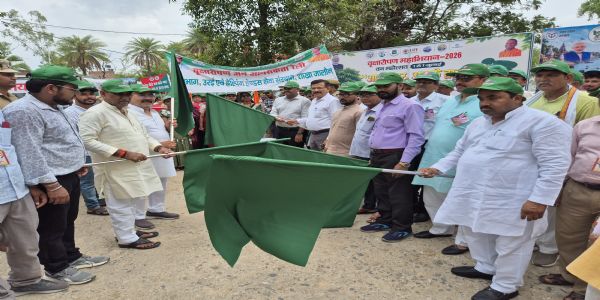 आम बहार आपके द्वार रैली से गूंजा उरई, वन महोत्सव के दूसरे दिन पर्यावरण संरक्षण का दिया संदेश