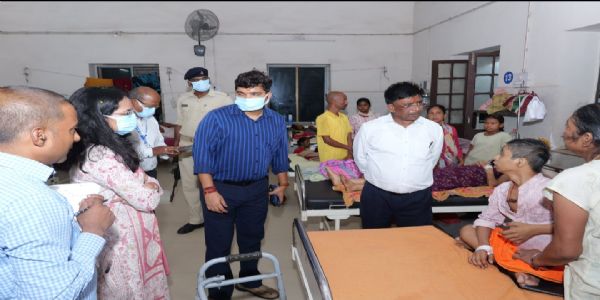 उपायुक्त ने देर रात सदर अस्पताल का किया औचक निरीक्षण, स्वास्थ्य सेवाओं का लिया जायजा