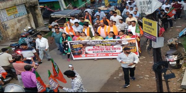 हिमांशु सिंह हत्याकांड के विरोध में भाजपा ने निकाला मशाल जुलूस, जमशेदपुर बंद 03 को
