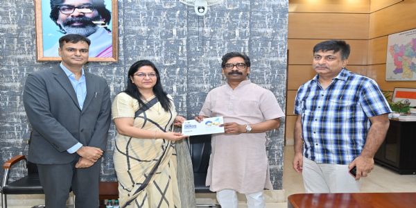 मुख्यमंत्री से आईटी और उद्योग विभाग के सचिव ने की मुलाकात, सम्मेलन के लिए किया आमंत्रित