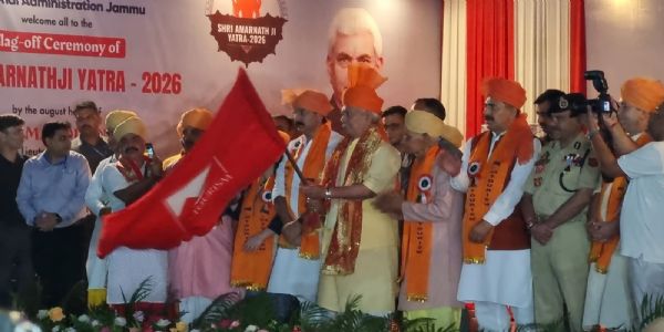 श्री अमरनाथ यात्रा के लिए जम्मू से 4,822 तीर्थयात्रियों का पहला जत्था रवाना, उपराज्यपाल ने दिखाई हरि झंडी श्री अमरनाथ यात्रा के लिए जम्मू से 4,822 तीर्थयात्रियों का पहला जत्था रवाना, उपराज्यपाल ने दिखाई हरि झंडी