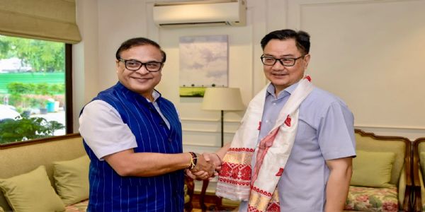 असम के मुख्यमंत्री डॉ. हिमंत बिस्व सरमा गुरुवार को नई दिल्ली में केंद्रीय संसदीय कार्य एवं अल्पसंख्यक कार्य मंत्री किरेन रिजिजू से उनके आधिकारिक आवास पर मुलाकात करते हुए। असम के मुख्यमंत्री डॉ. हिमंत बिस्व सरमा गुरुवार को नई दिल्ली में केंद्रीय संसदीय कार्य एवं अल्पसंख्यक कार्य मंत्री किरेन रिजिजू से उनके आधिकारिक आवास पर मुलाकात करते हुए।