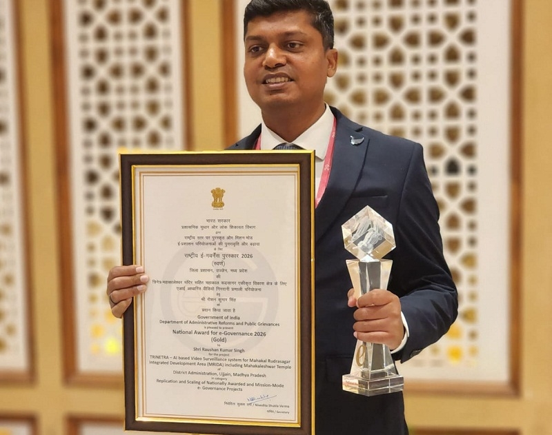 महाकालेश्वर मंदिर के त्रिनेत्र प्रोजेक्ट को मिले राष्ट्रीय ई-गवर्नेंस पुरस्कार के साथ उज्जैन कलेक्टर महाकालेश्वर मंदिर के त्रिनेत्र प्रोजेक्ट को मिले राष्ट्रीय ई-गवर्नेंस पुरस्कार के साथ उज्जैन कलेक्टर