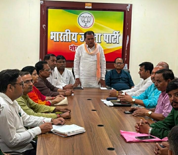 भाजपा क्षेत्रीय कार्यालय रानीडीहा में बूथ अध्यक्ष सम्मेलन की तैयारियों की समीक्षा करते क्षेत्रीय अध्यक्ष विनोद राय, पदाधिकारियों को मिशन-2027 के लिए दिशा-निर्देश देते हुए। भाजपा क्षेत्रीय कार्यालय रानीडीहा में बूथ अध्यक्ष सम्मेलन की तैयारियों की समीक्षा करते क्षेत्रीय अध्यक्ष विनोद राय, पदाधिकारियों को मिशन-2027 के लिए दिशा-निर्देश देते हुए।