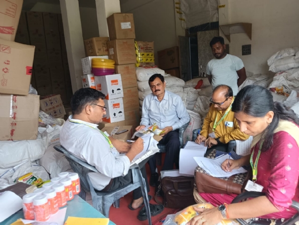 जांच करते अधिकारी जांच करते अधिकारी