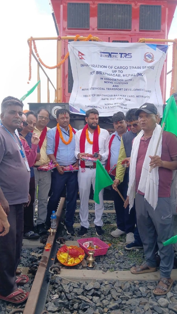 अररिया फोटो:कार्गो ट्रेन के पहुंचने पर पूजा पाठ अररिया फोटो:कार्गो ट्रेन के पहुंचने पर पूजा पाठ